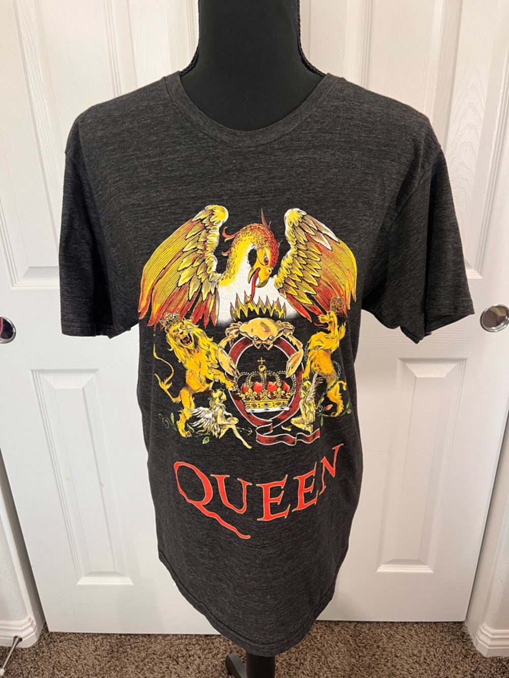Que Graphic Band T-Shirt - Charcoal with Yellow/Red Crest